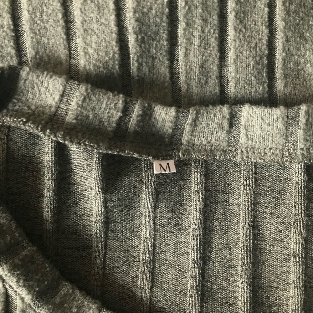 🔴 4/$15 Unbranded Women’s M Olive Green Ribbed Crewneck Short Sleeve Top in EUC - Picture 16 of 16